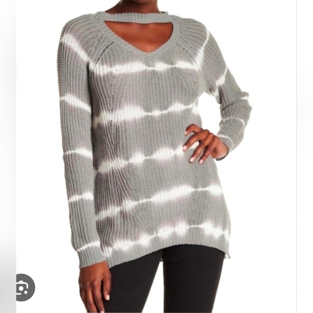 VENUS Women's Long Sleeve Criss Cross V-Neck Green Sweater Size